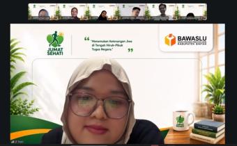 Bendahara Pengeluaran Bawaslu Bintan, Pramesti Putri, saat memberikan tausiah dalam kegiatan Jumat Sehati daring bertema "Sedekah Pembawa Rezeki", Jumat (16/10/2026)/Foto: Pemberitaan Bawaslu Bintan