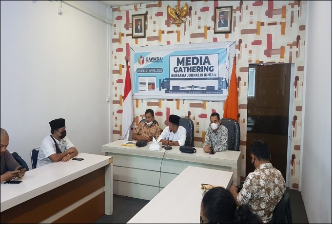 Bawaslu Kabupaten Bintan saat berdiskusi bersama jurnalis dari Media Massa yang ada di Kabupaten Bintan