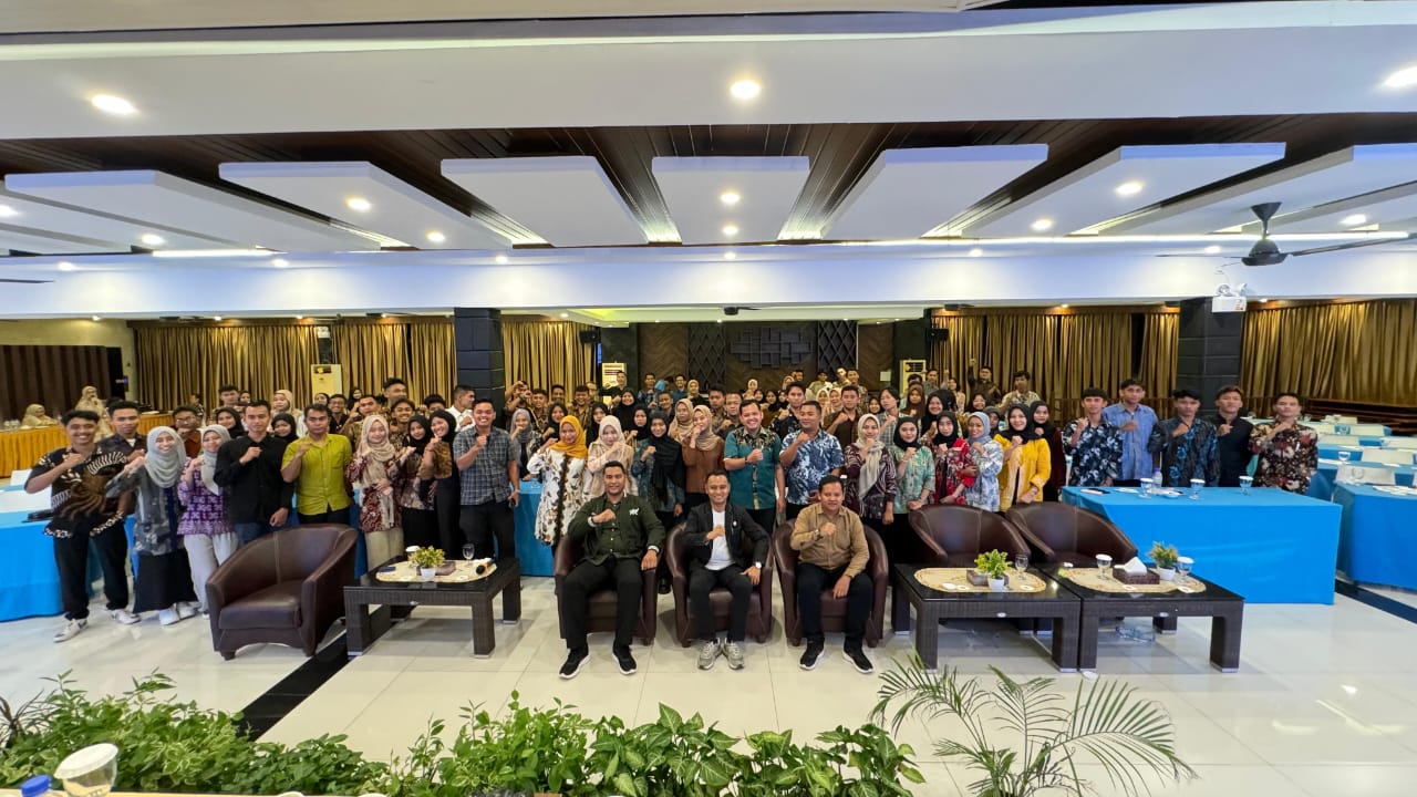 Foto Bersama Ketua dan Anggota Bawaslu Kabupaten Bintan Bersama Peserta Pendidikan Pengawas Partisipatif 