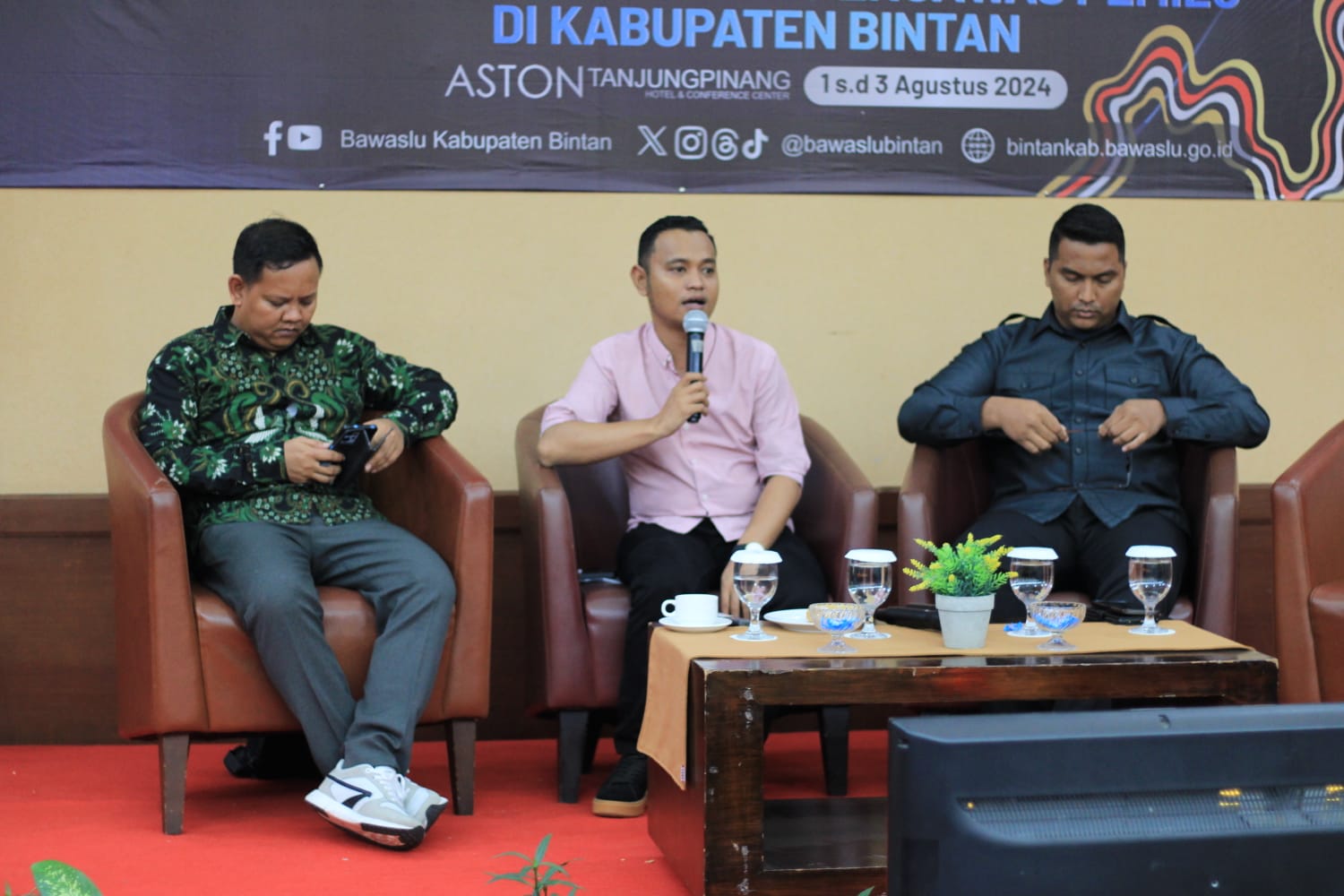 Ketua dan Anggota Bawaslu Kabupaten Bintan saat memberikan arahan dan materi