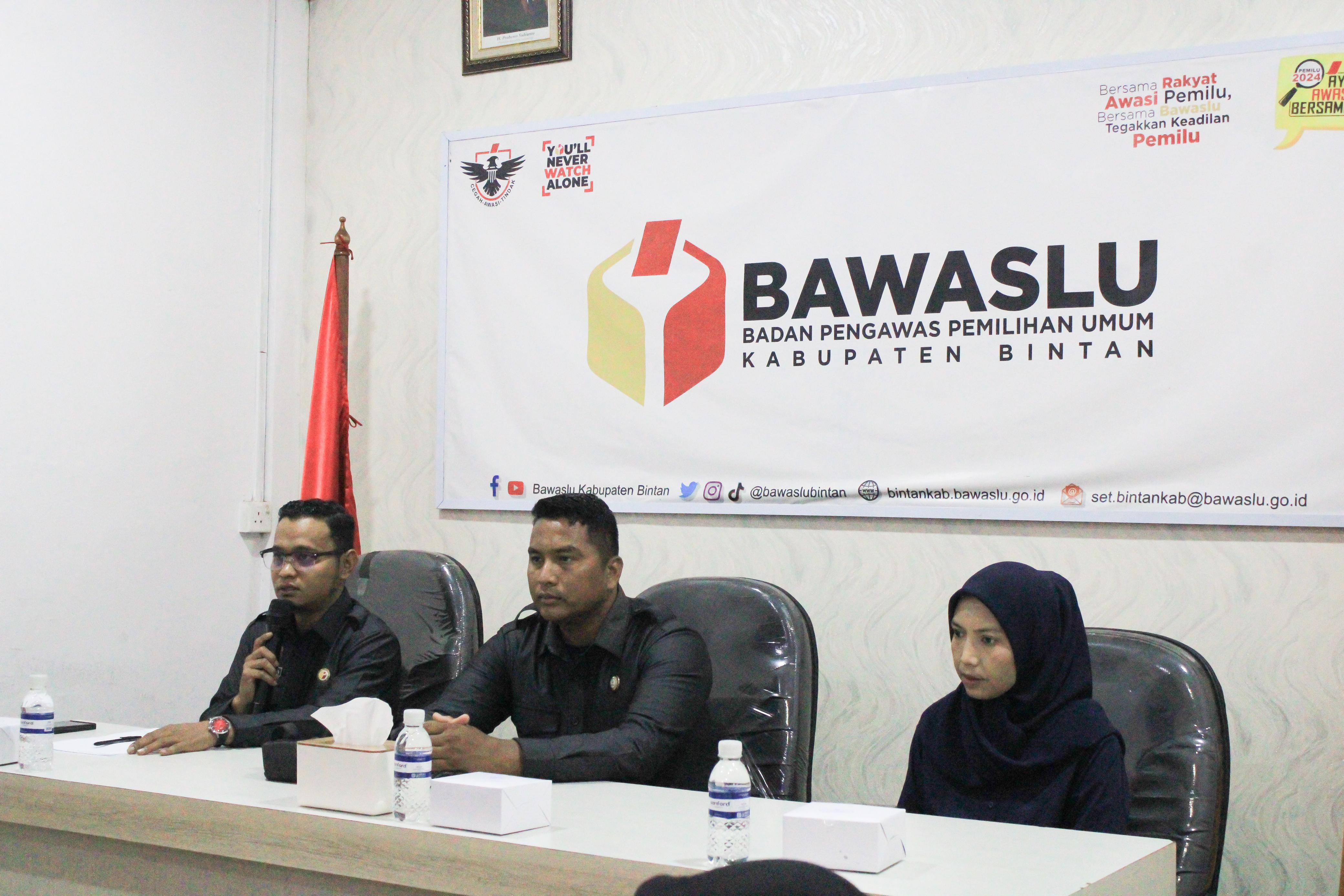 Ketua Bawaslu Kabupaten Bintan memberikan sambutan dalam pelatihan public speaking jajarannya untuk persiapan pemilu dan pilkada 2029, Senin (23/06/2025)