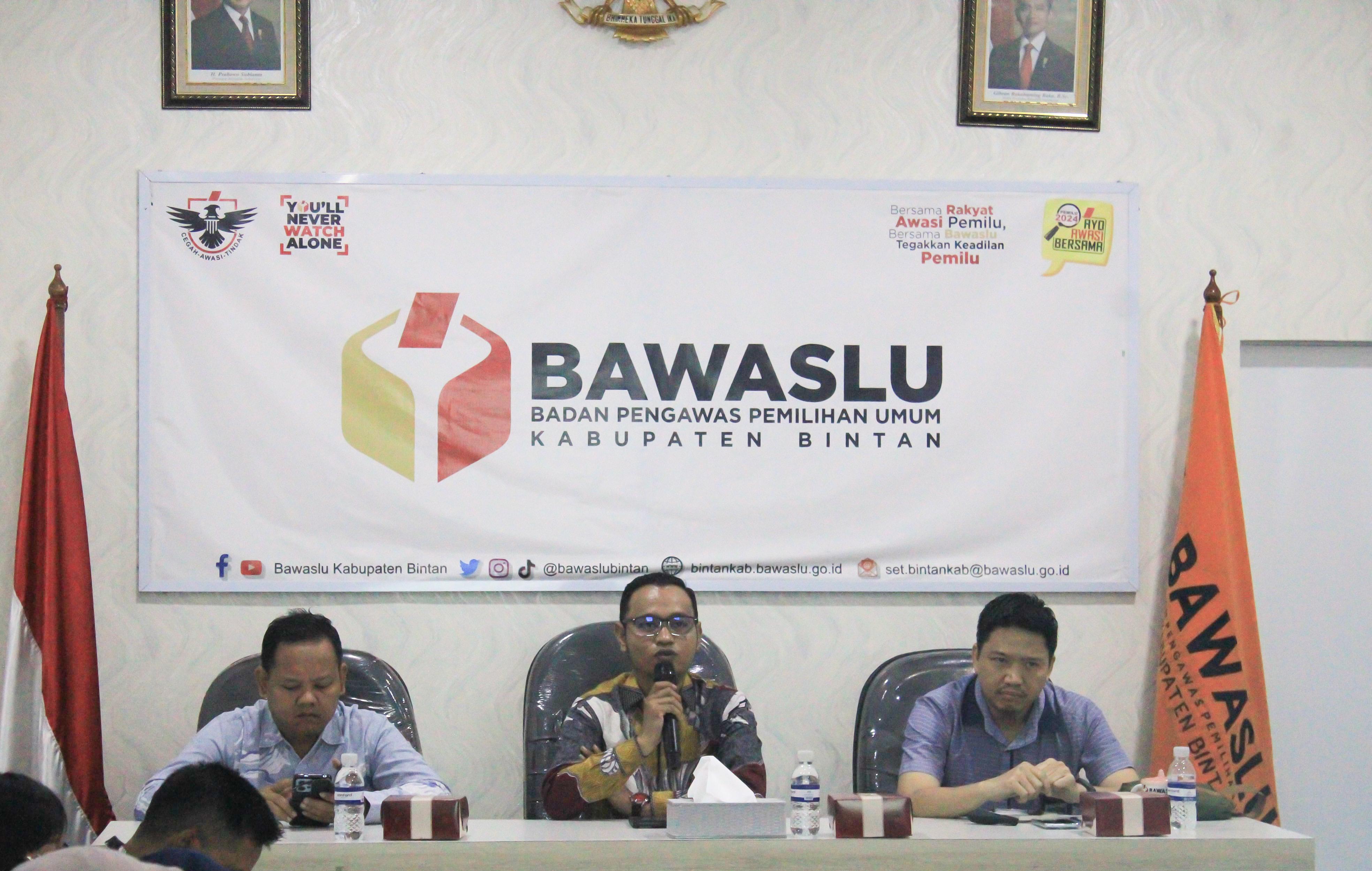 Ketua Bawaslu Kabupaten Bintan, Sabrima Putra, memberikan arahan dalam kegiatan penyusunan rencana kerja dan sosialisasi reformasi birokrasi sebagai persiapan menjadi Satker Mandiri 2026 di Kantor Bawaslu Bintan, Kamis (26/6/2025)/ Foto: Publikasi dan Pemberitaan Bawaslu Bintan