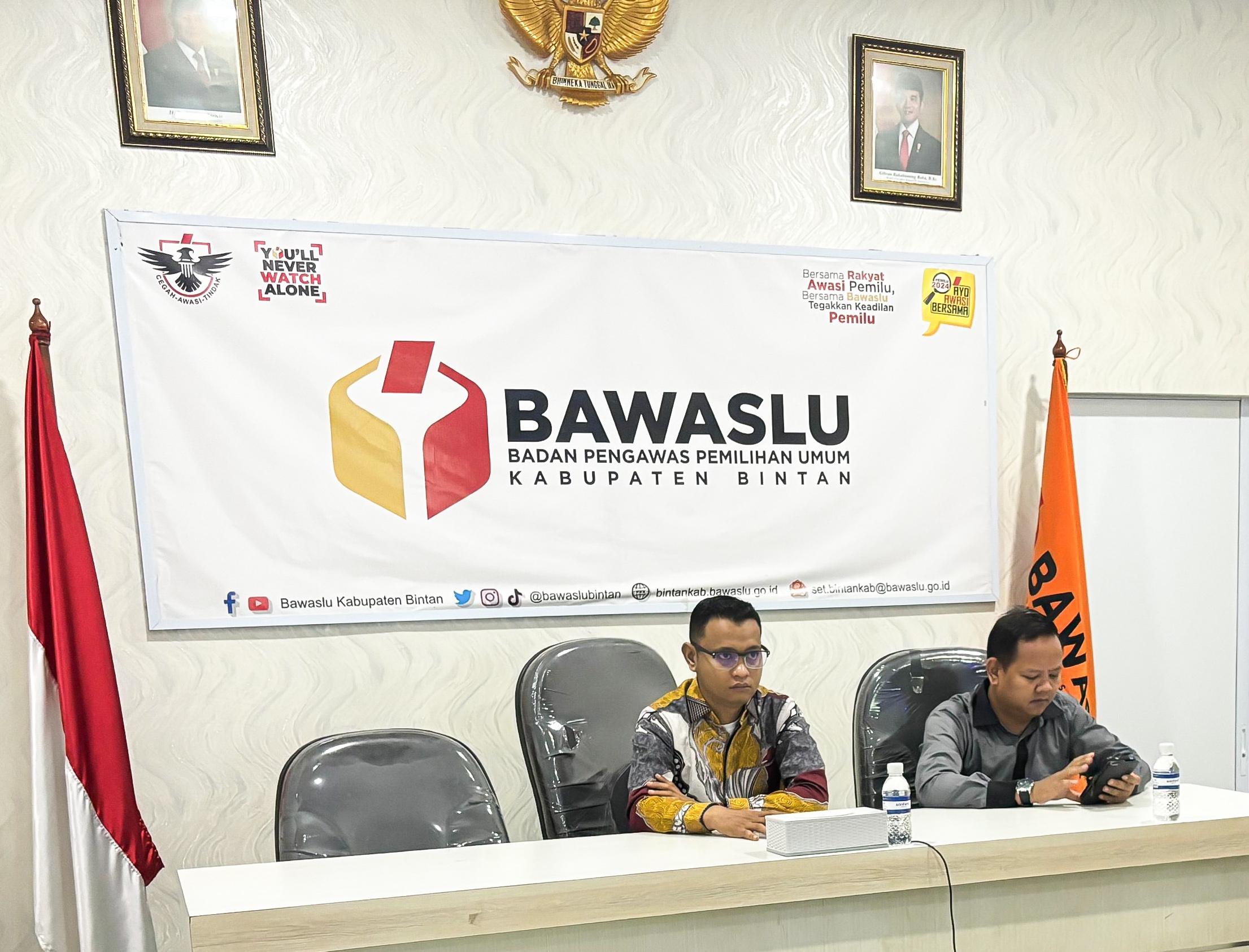 Ketua dan Anggota Bawaslu Bintan saat mengikuti kegiatan secara daring