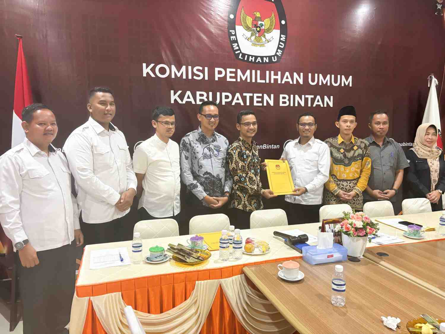 Penyerahan Berita Acara Rapat Pleno Rekapitulasi PDPB di Kantor KPU Kabupaten Bintan,Rabu (02/7/2025)/ Foto: Publikasi dan Pemberitaan Bawaslu Bintan