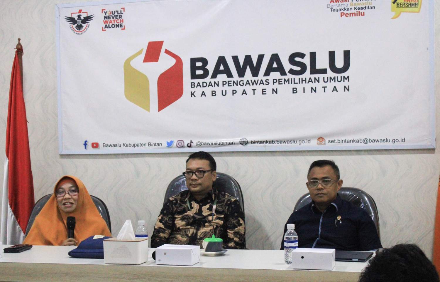(Dari kiri ke kanan) Hakim Pengadilan Negeri Tanjungpinang Fausi, Akademisi Stisipol Raja Haji Endri Sanopaka, dan Anggota Bawaslu Provinsi Kepulauan Riau Rosnawati saat menjadi narasumber dalam Rapat Evaluasi Pengawasan Pemilu 2024 di Kantor Bawaslu Bintan, Selasa (8/7/2025)/ Foto: Publikasi dan Pemberitaan Bawaslu Kabupaten Bintan