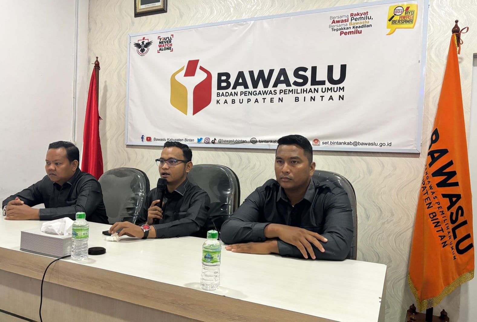Ketua Bawaslu Bintan, Sabrima Putra (tengah), didampingi Anggota Bawaslu Bintan, Iskandar (kiri) dan Bambang (kanan), saat membuka kegiatan penguatan tata kelola internal di Kantor Bawaslu Bintan, Selasa (5/8/2025).