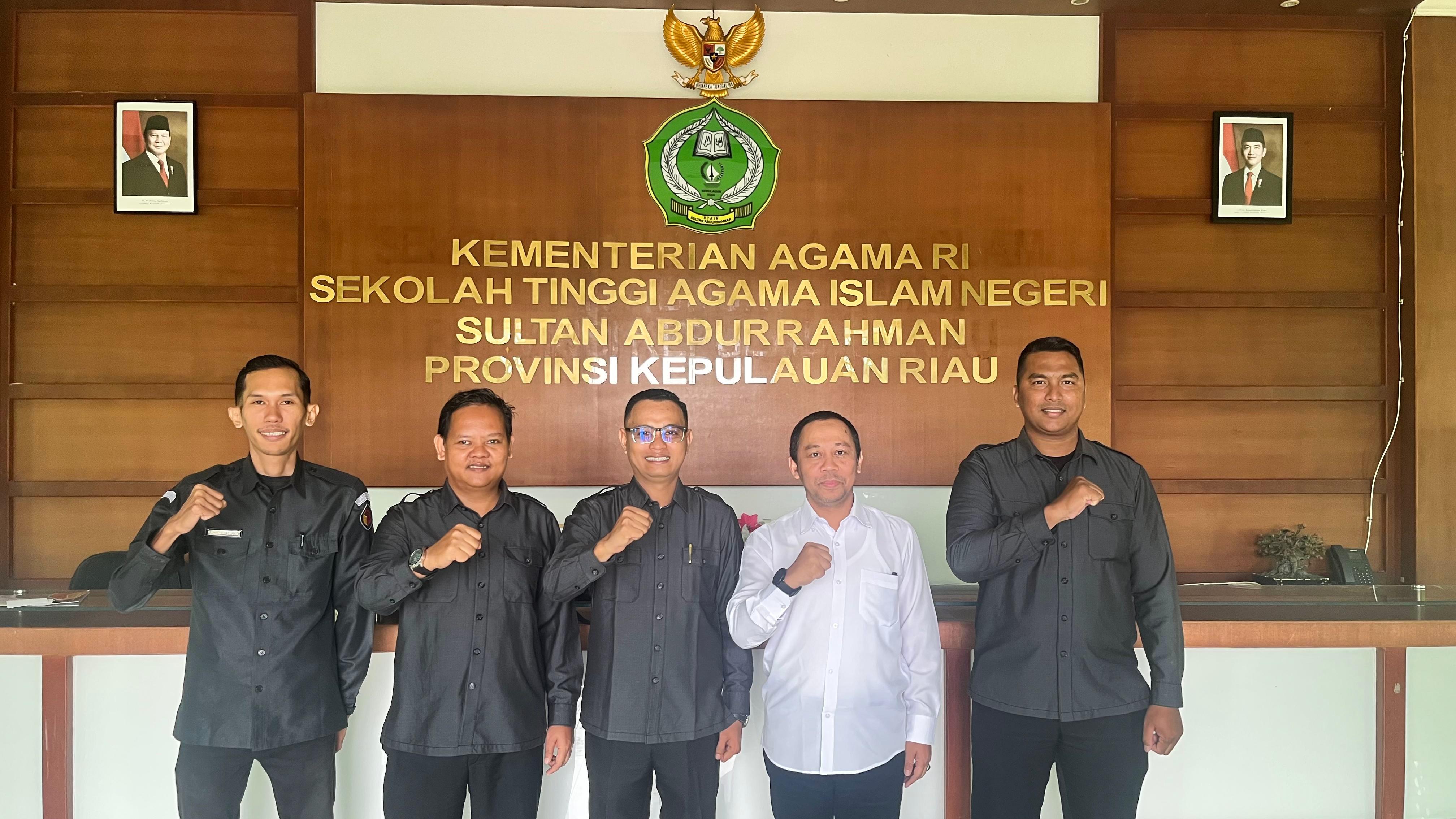 Pimpinan Bawaslu Bintan didampingi Ketua STAIN Sultan Abdurrahman (SAR) Kepulauan Riau, Dr. Muhammad Faisal, M.Ag. (berbaju putih), saat melakukan sosialisasi JDIH Pemilu pada Selasa, 12 Agustus 2025/ Foto: Publikasi dan Pemberitaan Bawaslu Kabupaten Bintan.