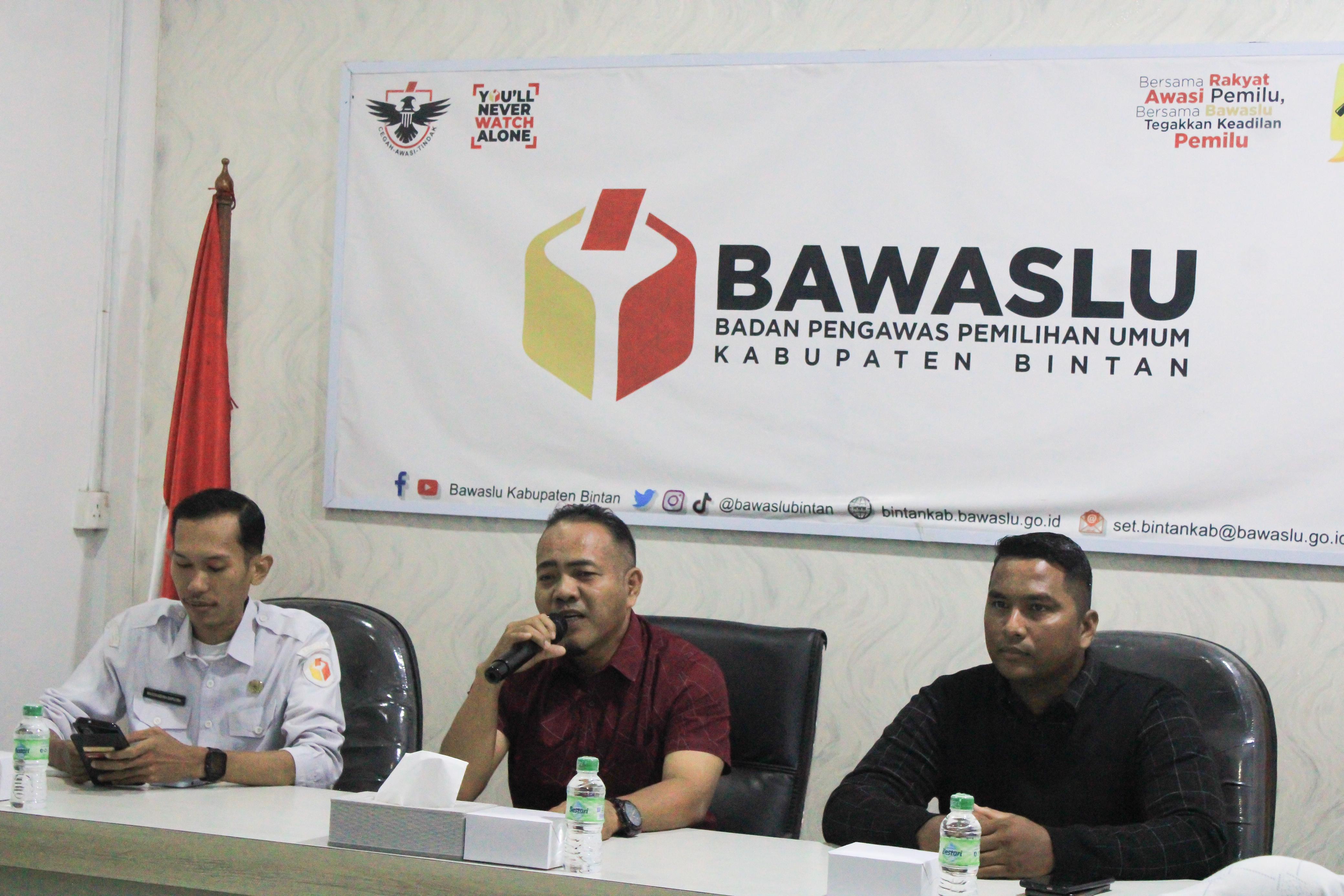 Narasumber Marsudi (tengah), dari Presidium Jaringan Demokrasi, didampingi Anggota Bawaslu Bintan Iskandar (kiri) saat menyampaikan materi dalam kegiatan Fasilitasi Penguatan Pemahaman Kepemiluan di kantor Bawaslu Bintan, Rabu (13/8/2025)/