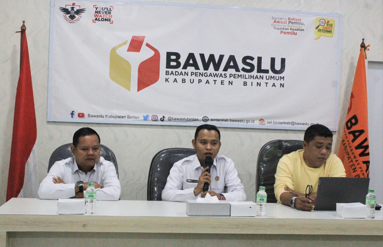 Ketua Bawaslu Kabupaten Bintan, Sabrima Putra, saat membuka kegiatan Fasilitasi Kajian Hukum dan Layanan Bantuan Hukum bagi Penyelenggara Pemilu di kantor Bawaslu Bintan, Rabu (17/9/2025)/ Foto: Publikasi dan Pemberitaan Bawaslu Bintan