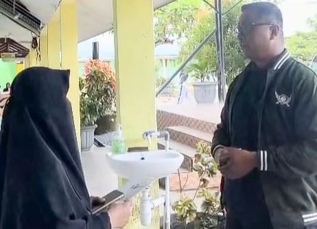 Iskandar, Anggota Bawaslu Kabupaten Bintan, saat memberikan penjelasan program Pemutakhiran Data Pemilih Berkelanjutan (PDPB) kepada guru SMA Negeri 1 Toapaya, Kamis (16/10/2025)/Foto: Pemberitaaan Bawaslu Bint