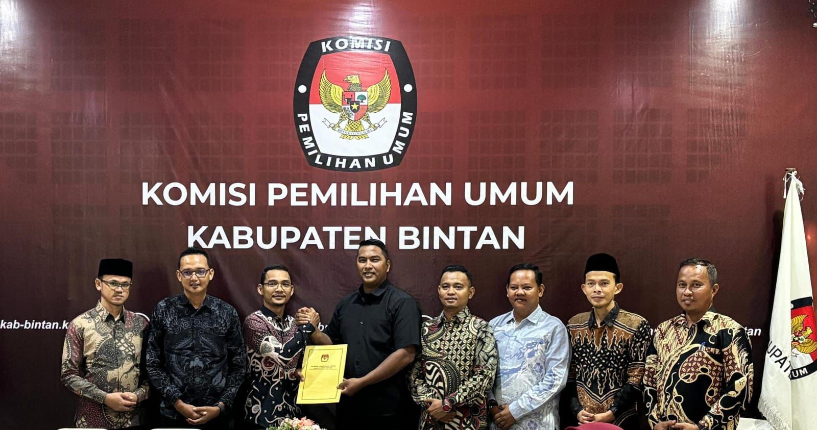 Anggota Bawaslu Kabupaten Bintan, Iskandar, menerima Berita Acara Rekapitulasi Daftar Pemilih Berkelanjutan Triwulan III Tahun 2025 dari Ketua KPU Bintan Haris Daulay di Kantor KPU Bintan, Kamis (2/10/2025).