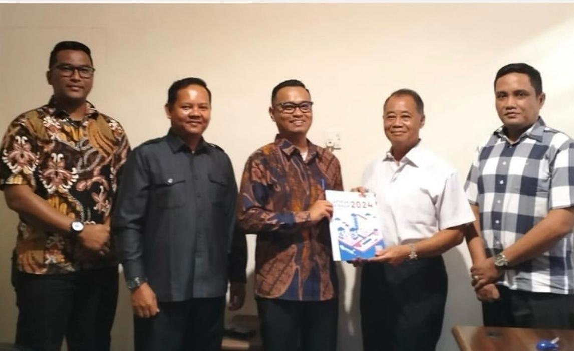 Ketua dan Anggota Bawaslu Kabupaten Bintan saat menyerahkan laporan kepada Komisi Informasi Provinsi Kepulauan Riau