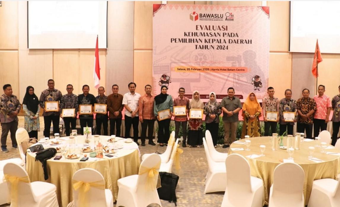 Prosesi penyerahan penghargaan kepada Bawaslu Kabupaten/Kota se-Provinsi Kepulauan Riau