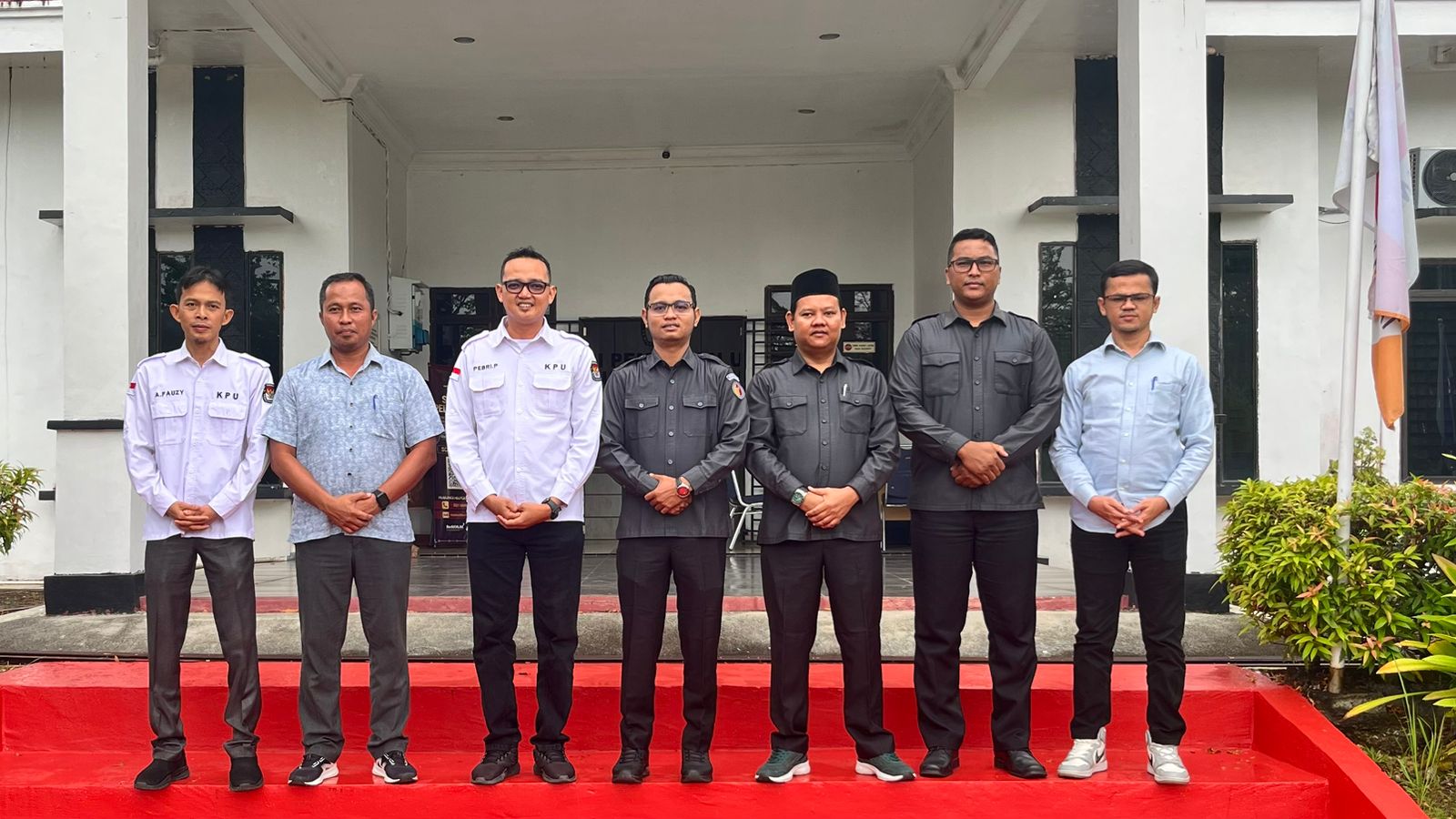 Foto bersama Ketua dan Anggota Bawaslu Bintan dan Komisioner KPU Bintan usai pertemuan diskusi.