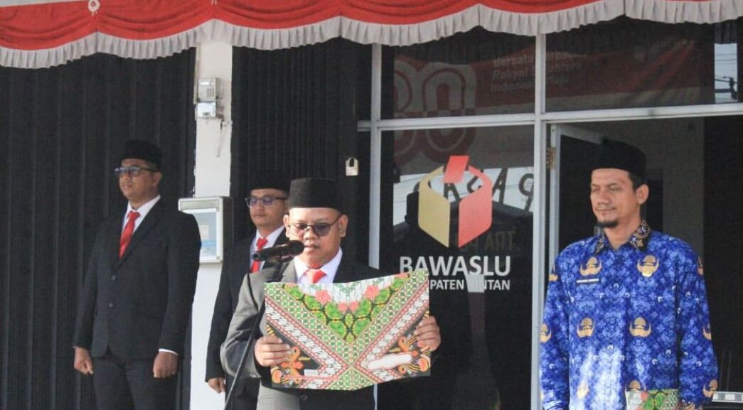 Bambang, Anggota Bawaslu Kabupaten Bintan, saat memimpin upacara bendera memperingati HUT RI Ke-80 di halaman Kantor Sekretariat Bawaslu Bintan, Minggu (17/8/2025).