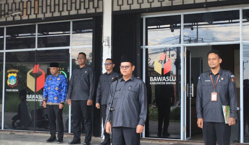 Anggota Bawaslu Bintan, Bambang, memimpin upacara bendera peringatan Harkitnas Ke-117 di halaman kantor Bawaslu Bintan, Selasa (20/5/2025).