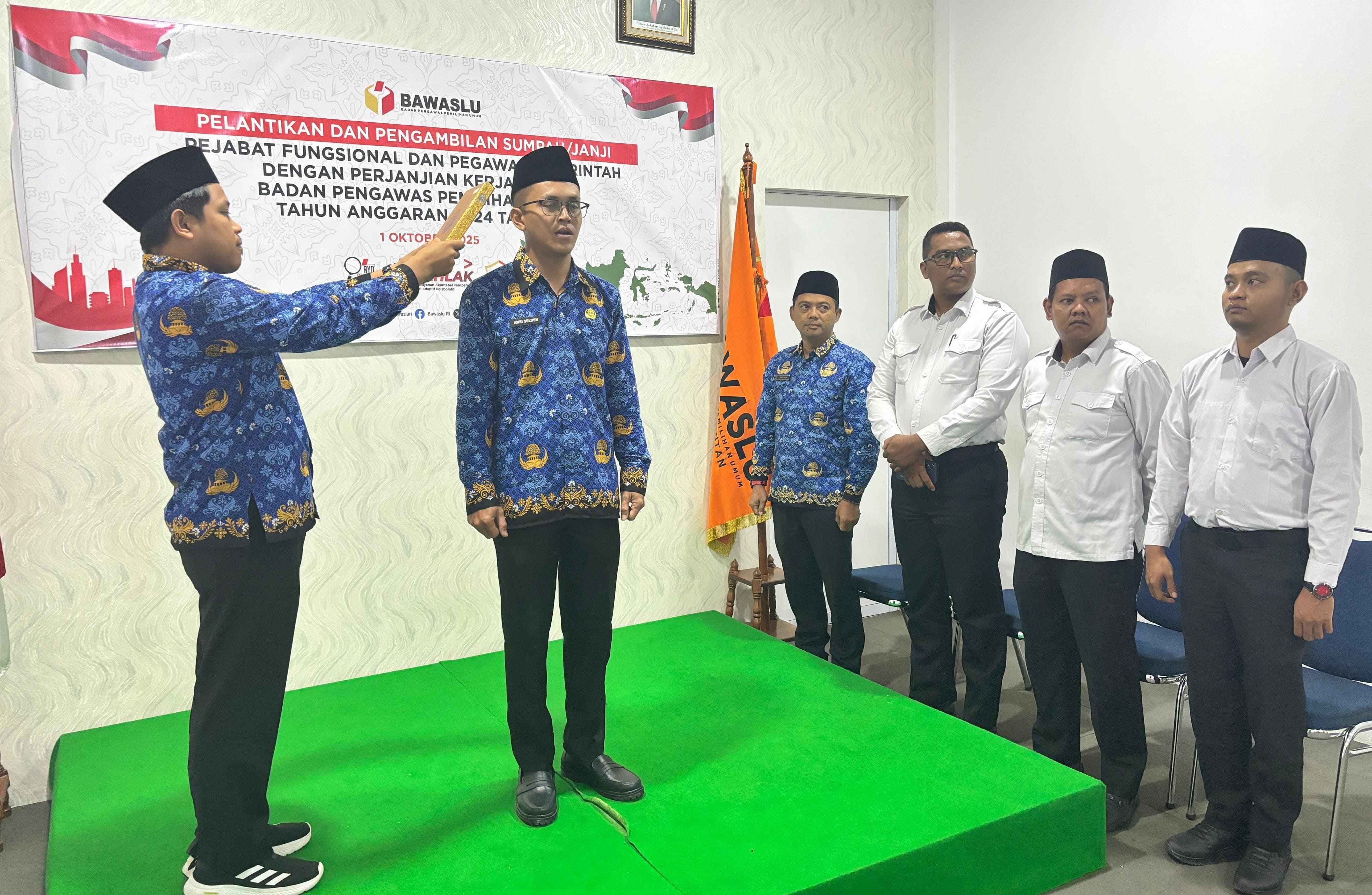 Suasana pelantikan dan pengambilan sumpah/janji PPPK Tahap II formasi 2024 di Kantor Sekretariat Bawaslu Kabupaten Bintan yang dihadiri jajaran pejabat dan staf sekretariat, Rabu (1/10/2025)/Foto: Pemberitaan Bawaslu Bintan