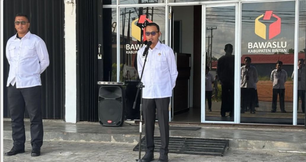 Ketua Bawaslu Bintan Sabrima Putra memberikan arahan saat menjadi Pembina Apel Peringatan HUT Ke-17 Bawaslu di halaman kantor, Rabu (9/4/2025).