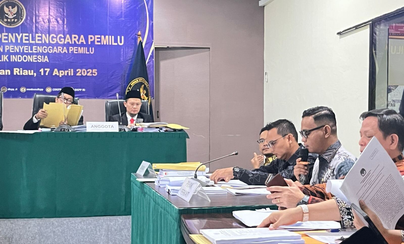 Ketua Bawaslu Bintan, Sabrima Putra, menyampaikan keterangan Bawaslu Bintan sebagai pihak terkait, di Ruang Sidang Utama Bawaslu Provinsi Kepulauan Riau