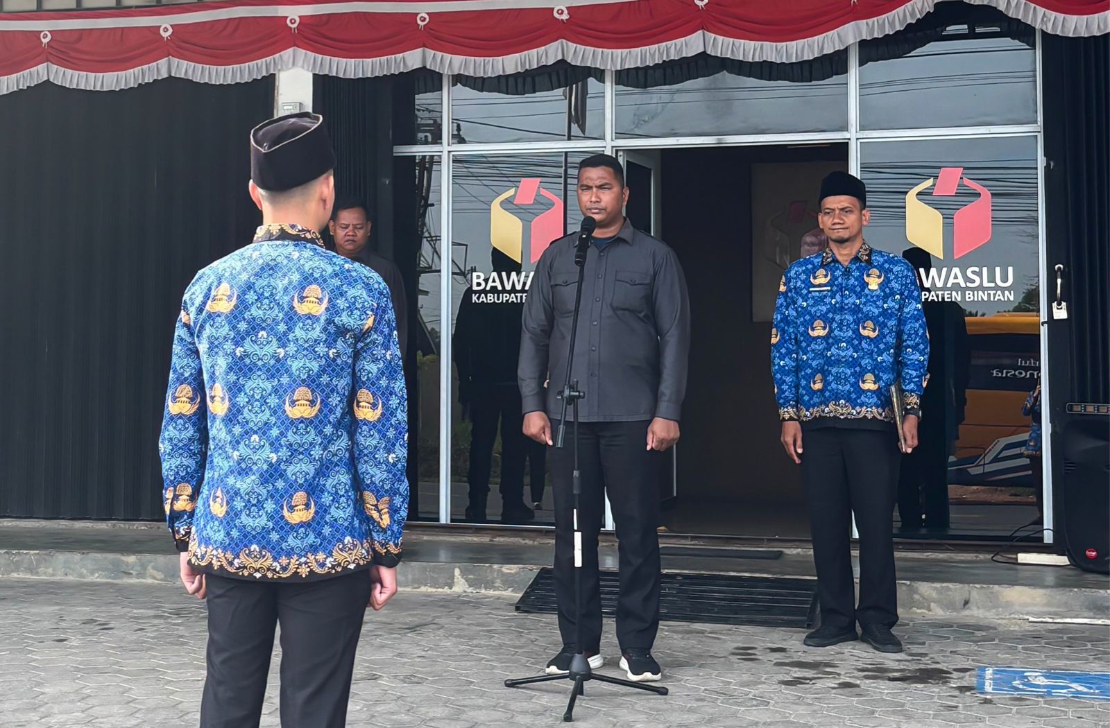 Anggota Bawaslu Bintan Iskandar memberikan amanat saat menjadi pembina Upacara Peringatan Hari Sumpah Pemuda di halaman kantor, Selasa (28/10/2025)/ Foto: Pemberitaan Bawaslu Bintan
