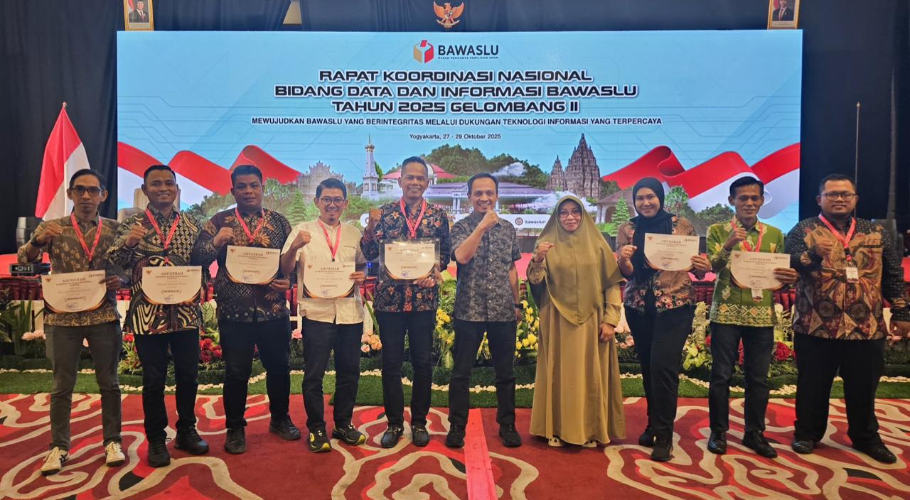 Ketua Bawaslu Bintan, Sabrima Putra, bersama perwakilan Bawaslu kabupaten/kota se-Kepulauan Riau saat menerima Anugerah Keterbukaan Informasi Publik Bawaslu 2025 di Yogyakarta, Selasa (28/10).
