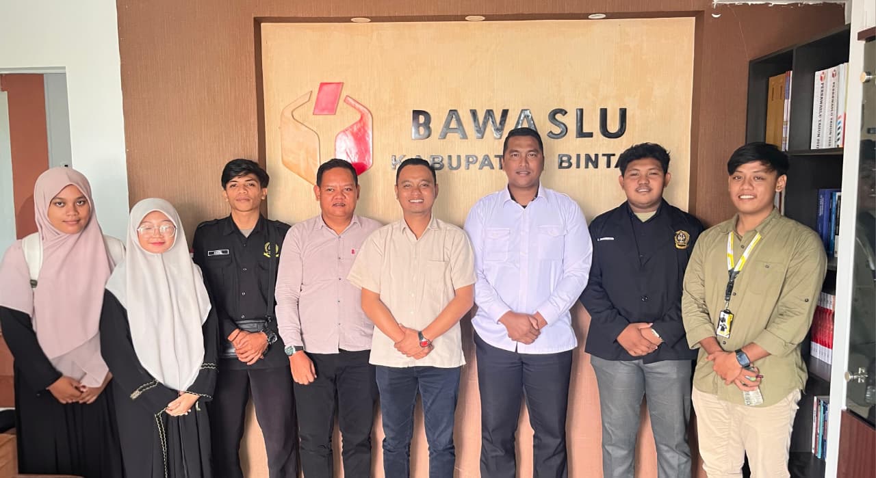 Bawaslu Kabupaten Bintan bersama pengurus Himpunan Mahasiswa Program Studi Hukum Keluarga Islam STAIN SAR Kepulauan Riau usai membahas kolaborasi kompetisi debat mahasiswa di Kantor Sekretariat Bawaslu, Rabu (5/11/2025)/Foto: Pemberitaan Bawaslu Bintan