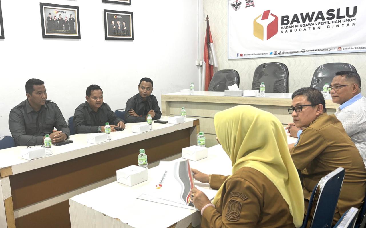 Ketua dan Anggota Bawaslu Kabupaten Bintan memaparkan sejumlah capaian lembaga saat visitasi atau verifikasi lapangan KIP tahun 2025 di kantor Bawaslu Kabupaten Bintan, Senin (10/11/2025)/Foto: Pemberitaan Bawaslu Bintan