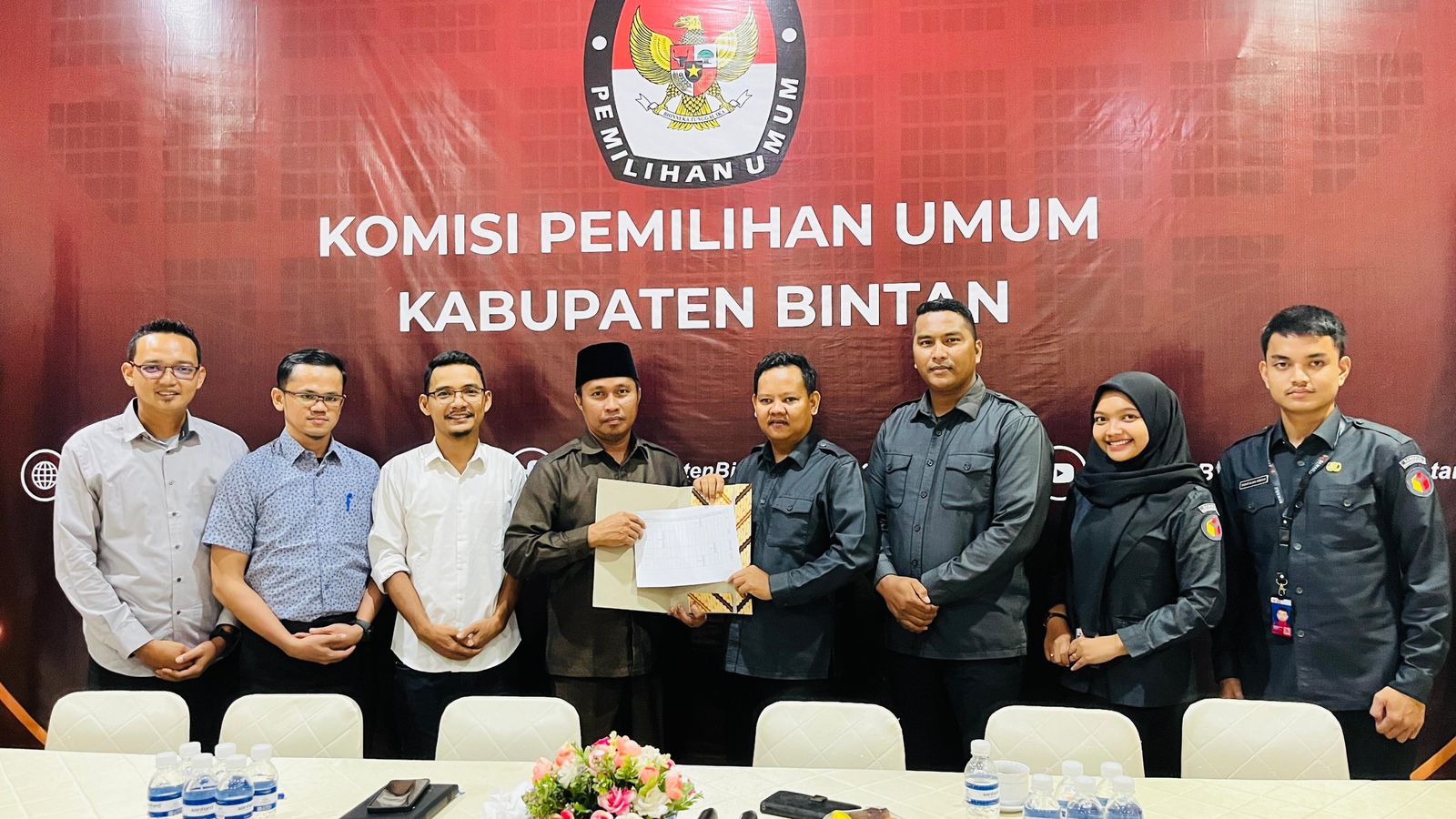 Bawaslu Kabupaten Bintan saat menerima salinan Pemutakhiran Data Partai Politik (PDPP) berkelanjutan di Kantor KPU Kabupaten Bintan, Senin (17/11/2025)/Foto: Pemberitaan Bawaslu Bintan