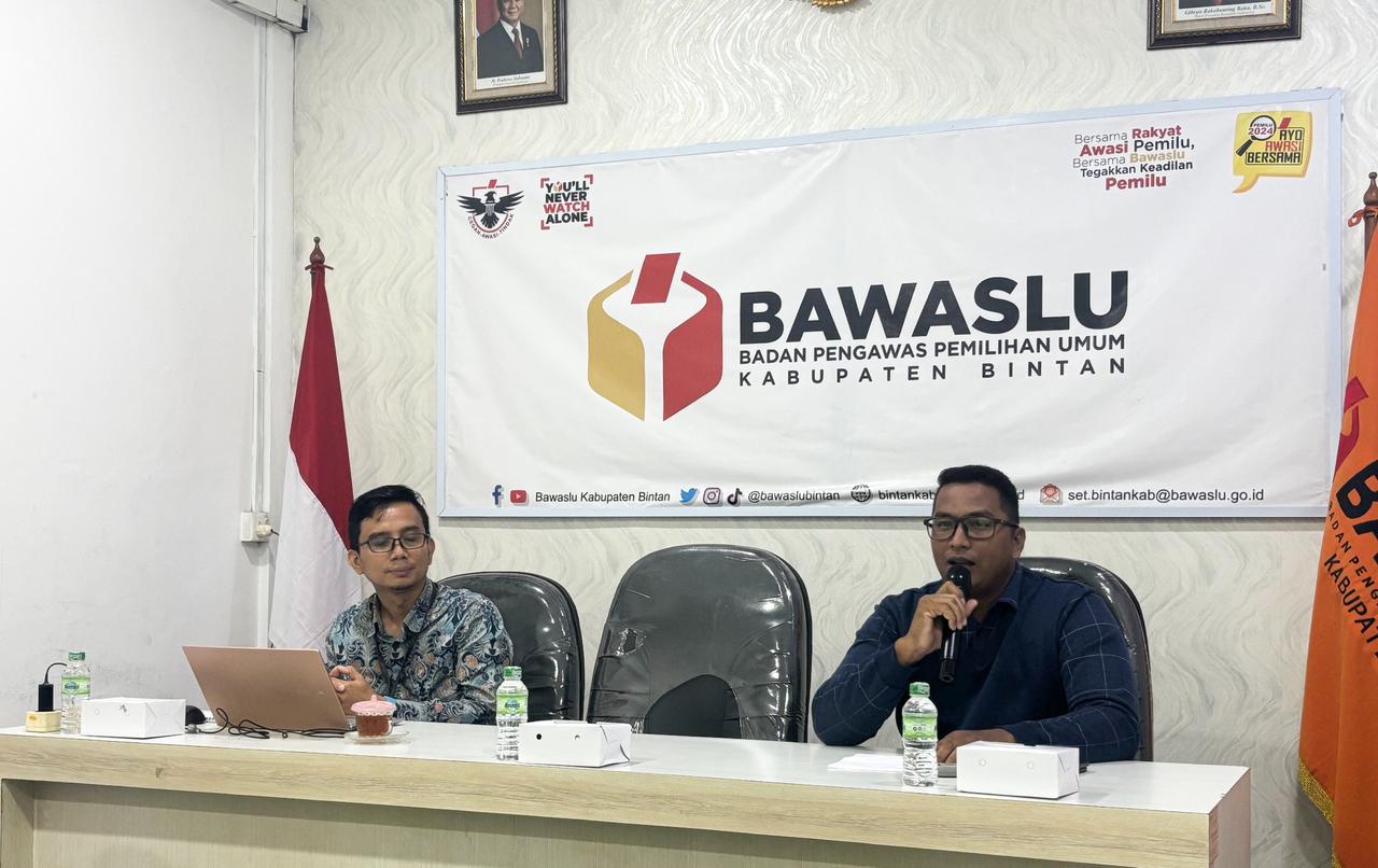 Anggota Bawaslu Kabupaten Bintan, Iskandar, saat memberikan sambutan di kantor sekretariat Bawaslu Bintan, Jum’at (21/11/2025)/Foto: Pemberitaan Bawaslu Bintan