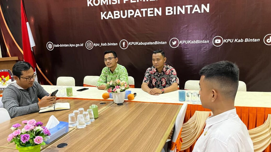 Bawaslu Kabupaten Bintan mengawasi kegiatan Pemutakhiran Data Partai Politik Berkelanjutan di Kantor KPU Kabupaten Bintan, Kamis (27/11/2025) Foto: Pemberitaan Bawaslu Bintan