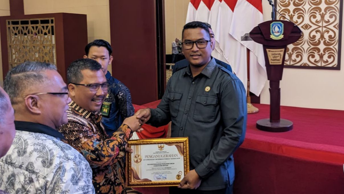 Anggota Bawaslu Bintan, Iskandar, saat menerima sertifikat penghargaan Lembaga Informatif dari Komisi Informasi Kepri (Kamis, 11/12/2025)