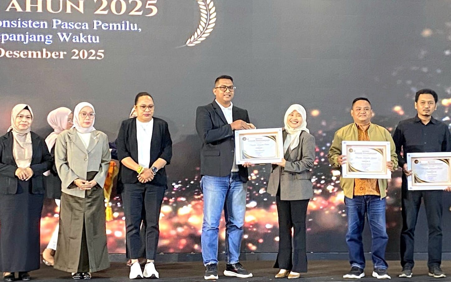 Koordinator Divisi HP2H Bawaslu Bintan, Iskandar, saat menerima penghargaan Humas Award 2025 di Jakarta, Sabtu (20/12/2025)