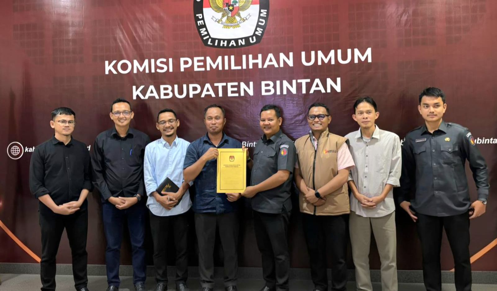 Bawaslu Kabupaten Bintan saat menerima Berita Acara di Kantor KPU Kabupaten Bintan, Selasa (30/12/2025)/Foto: Pemberitaan Bawaslu Bintan