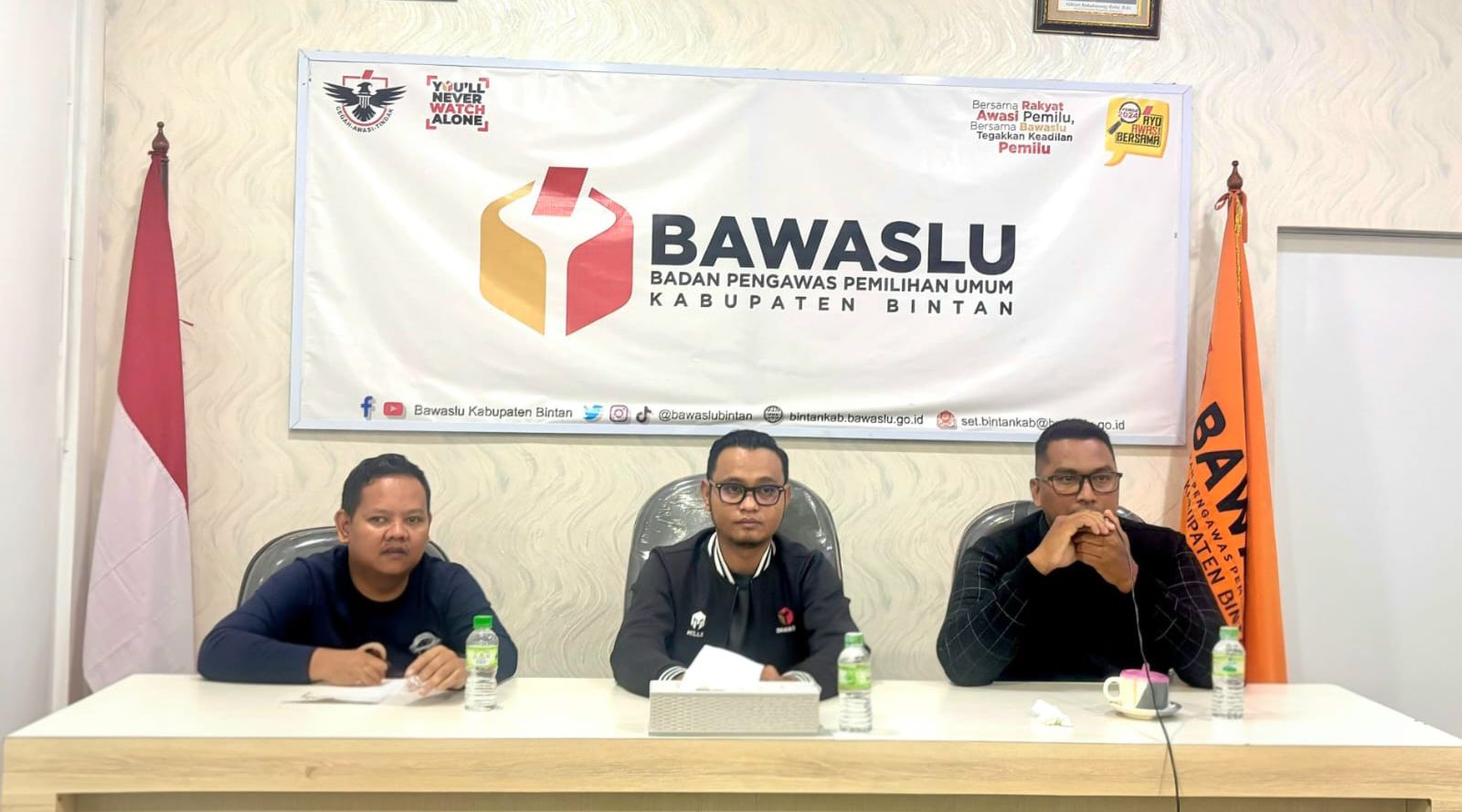 Ketua dan anggota Bawaslu Kabupaten Bintan saat mengikuti acara Anugerah Kehumasan dan Apresiasi Bawaslu Provinsi Kepulauan Riau secara daring, Kamis (15/1/2026)/Foto: Pemberitaan Bawaslu Bintan