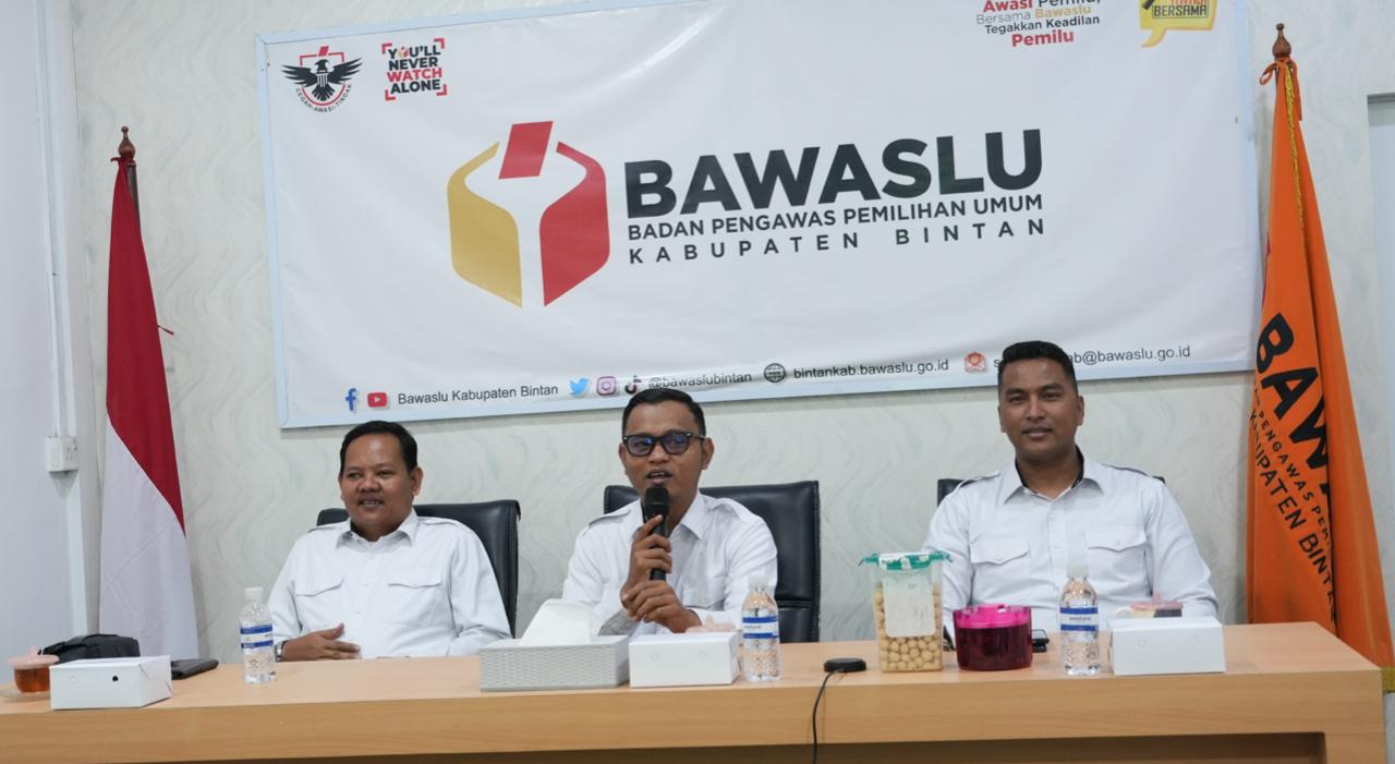 Ketua Bawaslu Kabupaten Bintan, Sabrima Putra saat menyampaikan sambutan pada kegiatan Penyusunan Rencana Kerja dan Tata Cara Revisi Anggaran Tahun 2026 di Bintan, Rabu (1/4/2026)/Foto:Pemberitaan Bawaslu Bintan