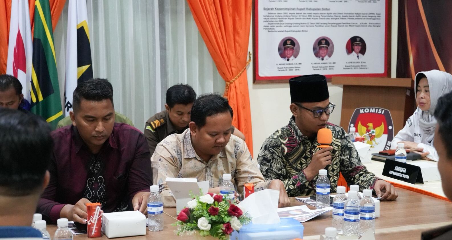 Ketua Bawaslu Kabupaten Bintan, Sabrima Putra menyoroti pengurangan jumlah pemilih disabilitas saat mengawasi rapat pleno terbuka rekapitulasi PDPB Triwulan I Tahun 2026 di kantor KPU Kabupaten Bintan, Kamis (2/4/2026) / Foto: Pemberitaan Bawaslu Bintan