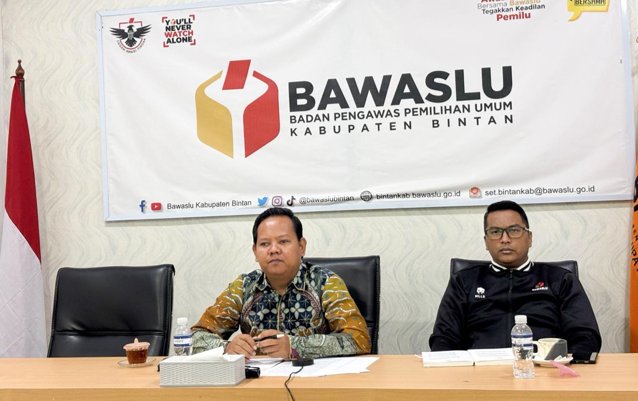 Anggota Bawaslu Kabupaten Bintan, Bambang, (kanan), dan Iskandar (kiri), saat mengikuti Klinik PP Pemilu Edisi 3 secara daring, Kamis (7/5/2026)/Foto: Pemberitaan Bawaslu Bintan
