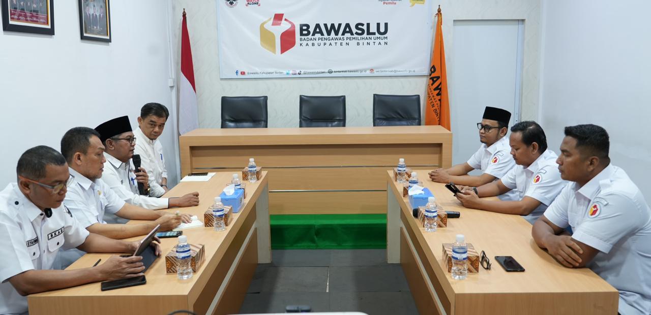 Momen koordinasi bersama Badan Kesatuan Bangsa dan Politik (Kesbangpol) serta Badan Keuangan dan Aset Daerah (BKAD) Kabupaten Bintan, Rabu (13/5/2026)/ Foto: Pemberitaan Bawaslu Bintan