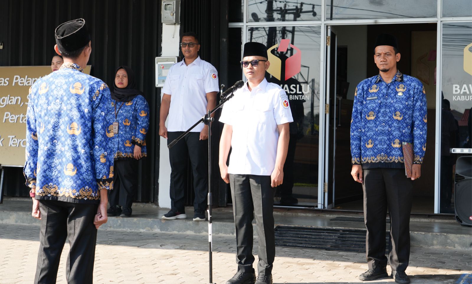 Ketua Bawaslu Kabupaten Bintan Sabrima Putra saat membacakan amanat dalam upacara Harkitnas ke‑118 di Kantor Bawaslu Bintan, Rabu (20/5/2026)/Foto: Pemberitaan Bawaslu Bintan