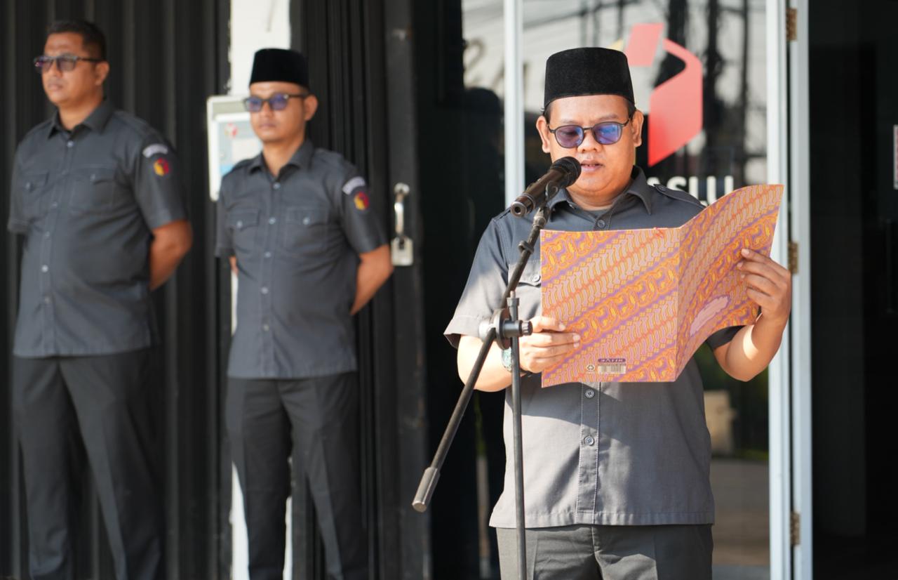 Anggota Bawaslu Bintan, Bambang, memimpin upacara peringatan Hari Lahir Pancasila 2026 di halaman kantor Bawaslu Bintan, Senin (1/6/2026)