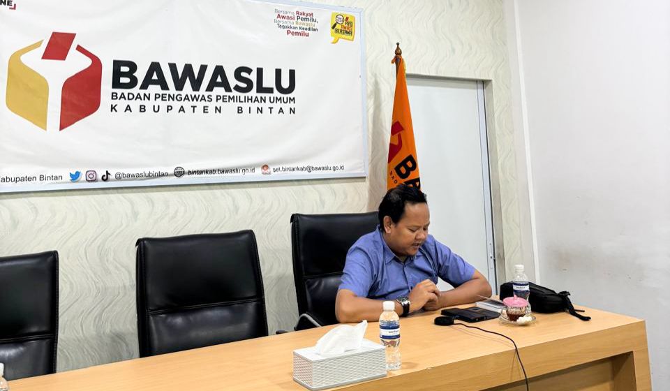 Koordinator Divisi Penanganan Pelanggaran dan Penyelesaian Sengketa Bawaslu Bintan, Bambang, saat mengikuti Klinik Penanganan Pelanggaran daring di Kantor Bawaslu Kabupaten Bintan, Selasa (9/6/2026)/Foto: Pemberitaan Bawaslu Bintan