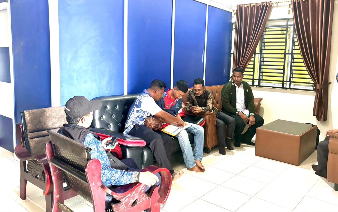 Anggota Bawaslu Bintan, Iskandar saat melakukan pengawasan verivikasi dokumen pemilih pada Kamis (20/5/2026)/Foto: Pemberitaan Bawaslu Bintan