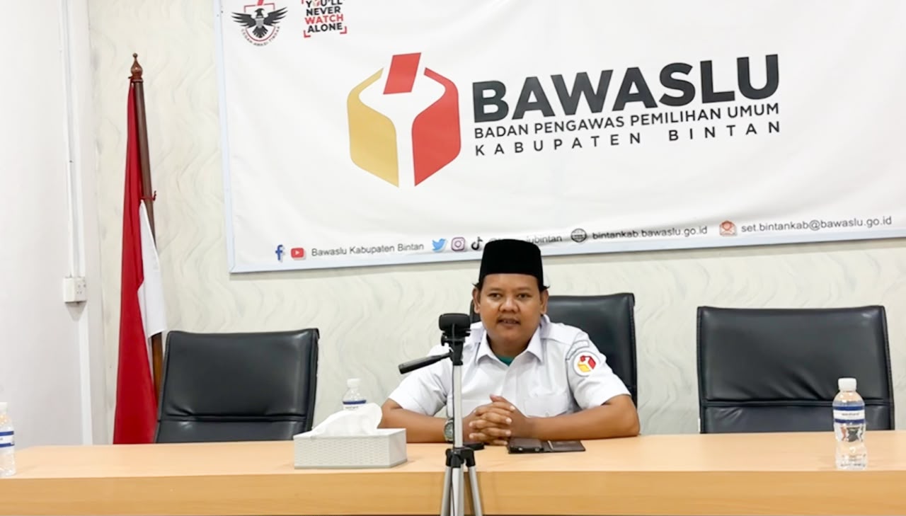 Anggota Bawaslu Kabupaten Bintan, Bambang, menanggapi pengawasan pemutakhiran data partai politik melalui SIPOL dalam kegiatan sosialisasi yang digelar KPU Bintan, Rabu (17/6/2026)/Foto: Pemberitaan Bawaslu Bintan