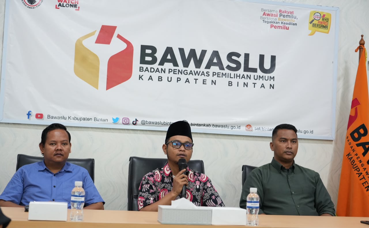 Ketua Bawaslu Bintan, Sabrima Putra (tengah), saat membuka Kegiatan Optimalisasi Peran JDIH Bawaslu dan Peningkatan Kualitas Layanan Hukum di Lingkungan Bawaslu Kabupaten Bintan di Kantor Bawaslu Bintan, Kamis (18/6/2026).
