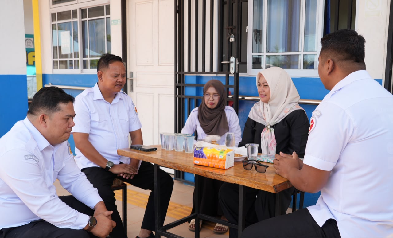 Anggota Bawaslu Bintan berdialog dengan Kepala SLB Kijang dalam kegiatan silaturahmi dan koordinasi pendidikan pemilu di Bintan Timur, Rabu (24/6/2026)/Foto: Pemberitaan Bawaslu Bintan