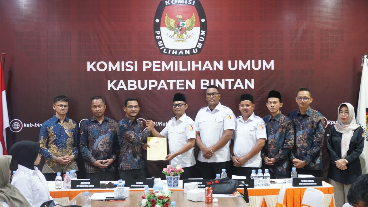 Prosesi Penyerahan Berita Acara Pleno yang telah di tetapkan oleh KPU Kabupaten Bintan, Rabu (1/7/2026)/Foto: Pemberitaan Bawaslu Bintan