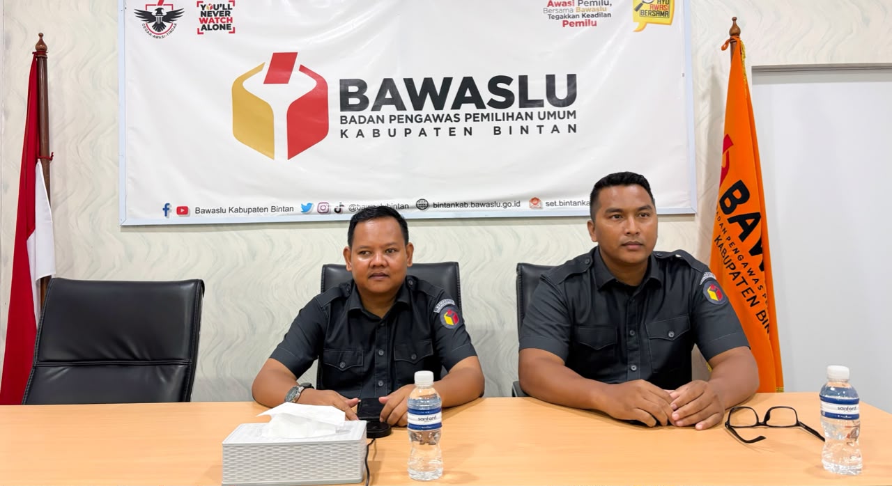 Anggota Bawaslu Bintan, Bambang dan Iskandar, mengikuti Klinik Penanganan Pelanggaran Pemilu yang digelar Bawaslu Kepulauan Riau secara daring, Senin, 6 Juli 2026/Foto: Pemberitaan Bawaslu Bintan