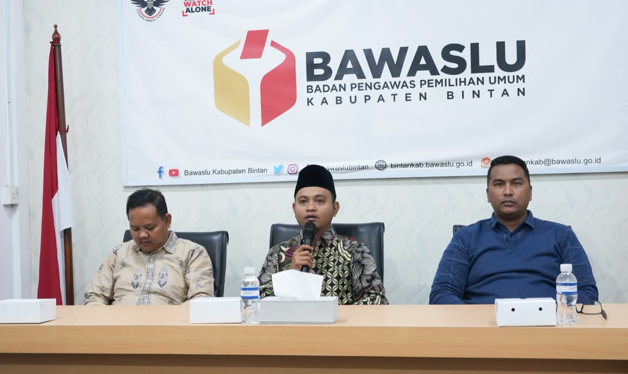 Ketua Bawaslu Bintan, Sabrima Putra (Tengah) saat membuka Kegiatan Pengelolaan Kehumasan, Peliputan dan Dokumentasi serta Informasi Publik Bawaslu Kabupaten Bintan di Ruan Rapat Bawaslu Bintan, Kamis (9/7/2026)/Foto: Pemberitaan Bawaslu Bintan