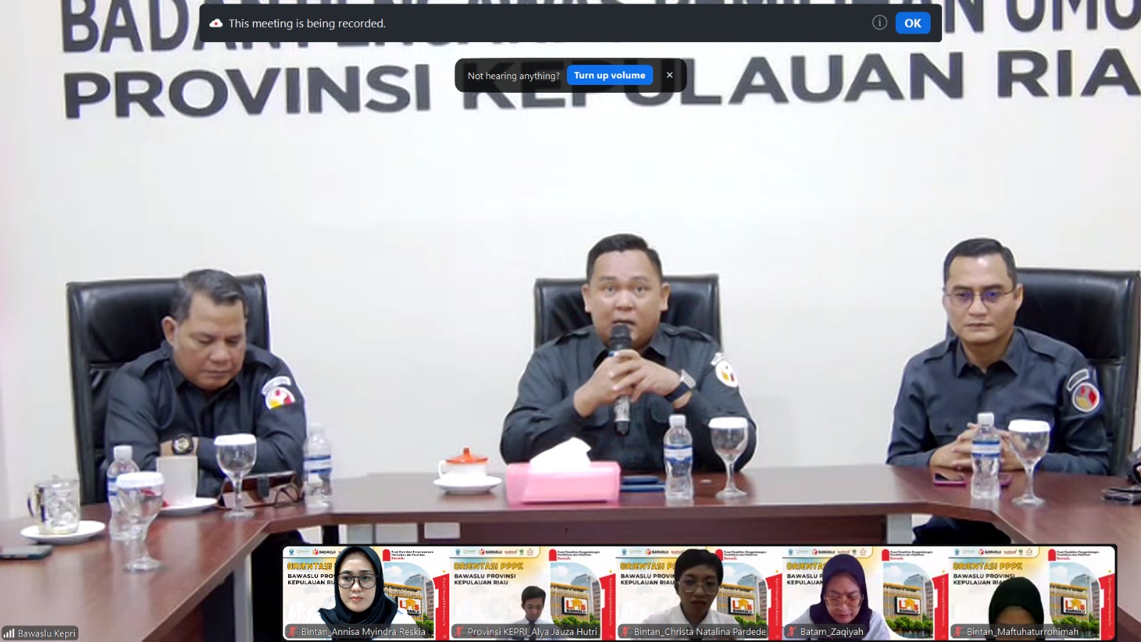 Ketua Bawaslu Provinsi Kepulauan Riau, Zulhadri Putra (tengah) saat membuka kegiatan Orientasi PPPK secara daring, pada Senin (13/07/2026) / foto: Pemberitaan Bawaslu Bintan