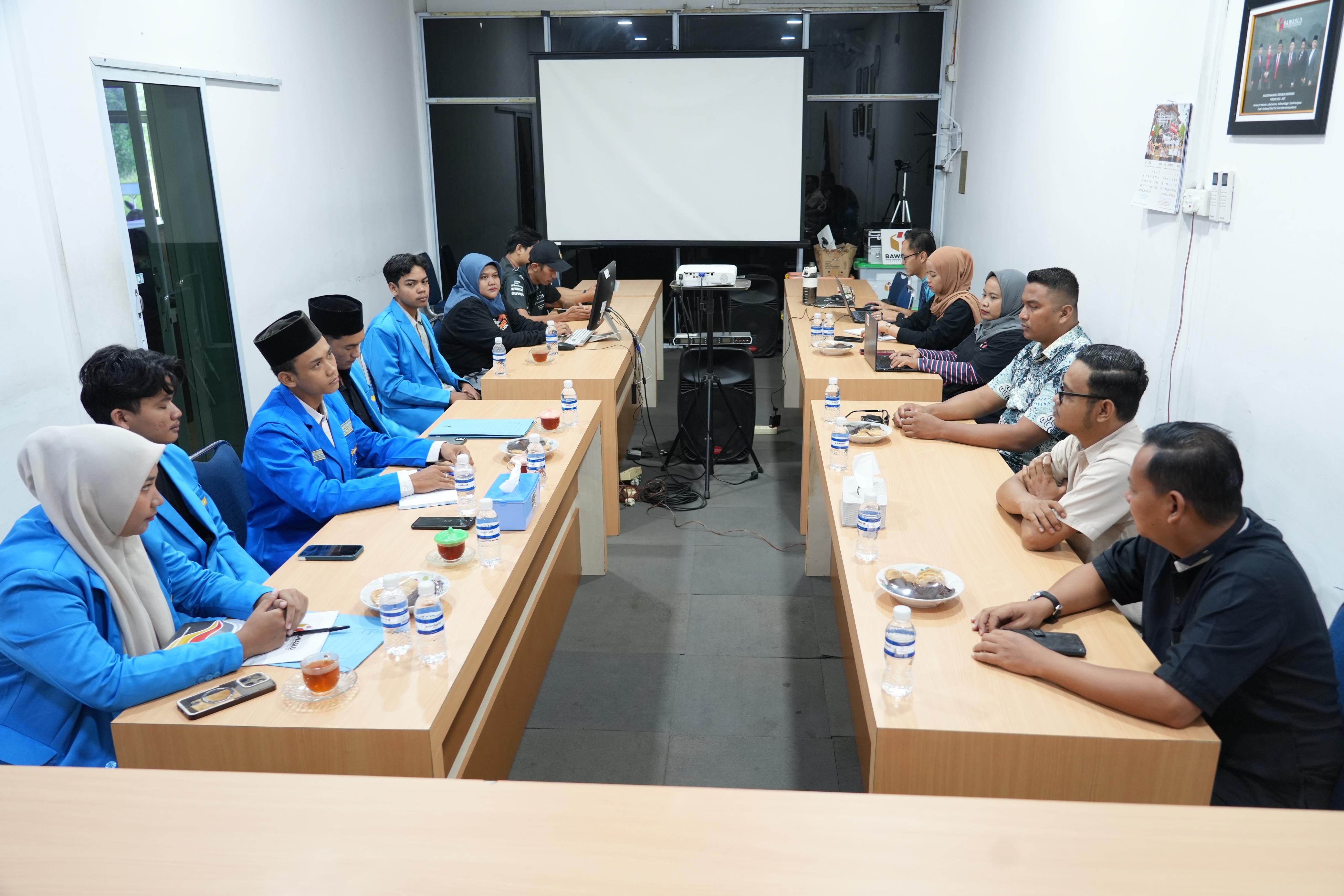 Ketua dan Anggota Bawaslu Bintan saat menerima kunjungan audiensi Pengurus Cabang PMII Tanjungpinang-Bintan, pada Kamis (16/07/2026) / foto: Pemberitaan Bawaslu Bintan
